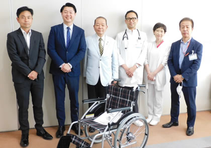 車椅子を寄贈時の写真